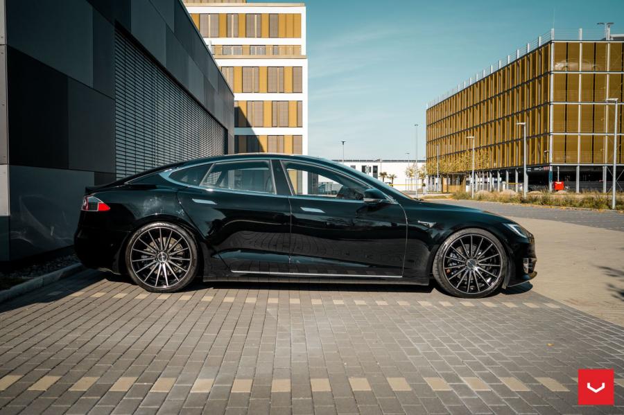  Tesla Model S on Vossen Wheels (VFS-2) 2018 года  (фото 5 из 43)